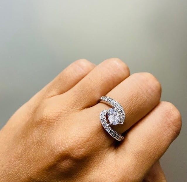 DIAMOND TWISTED ENGAGEMENT RING