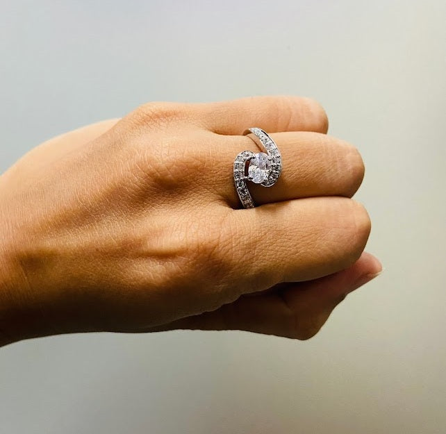 DIAMOND TWISTED ENGAGEMENT RING