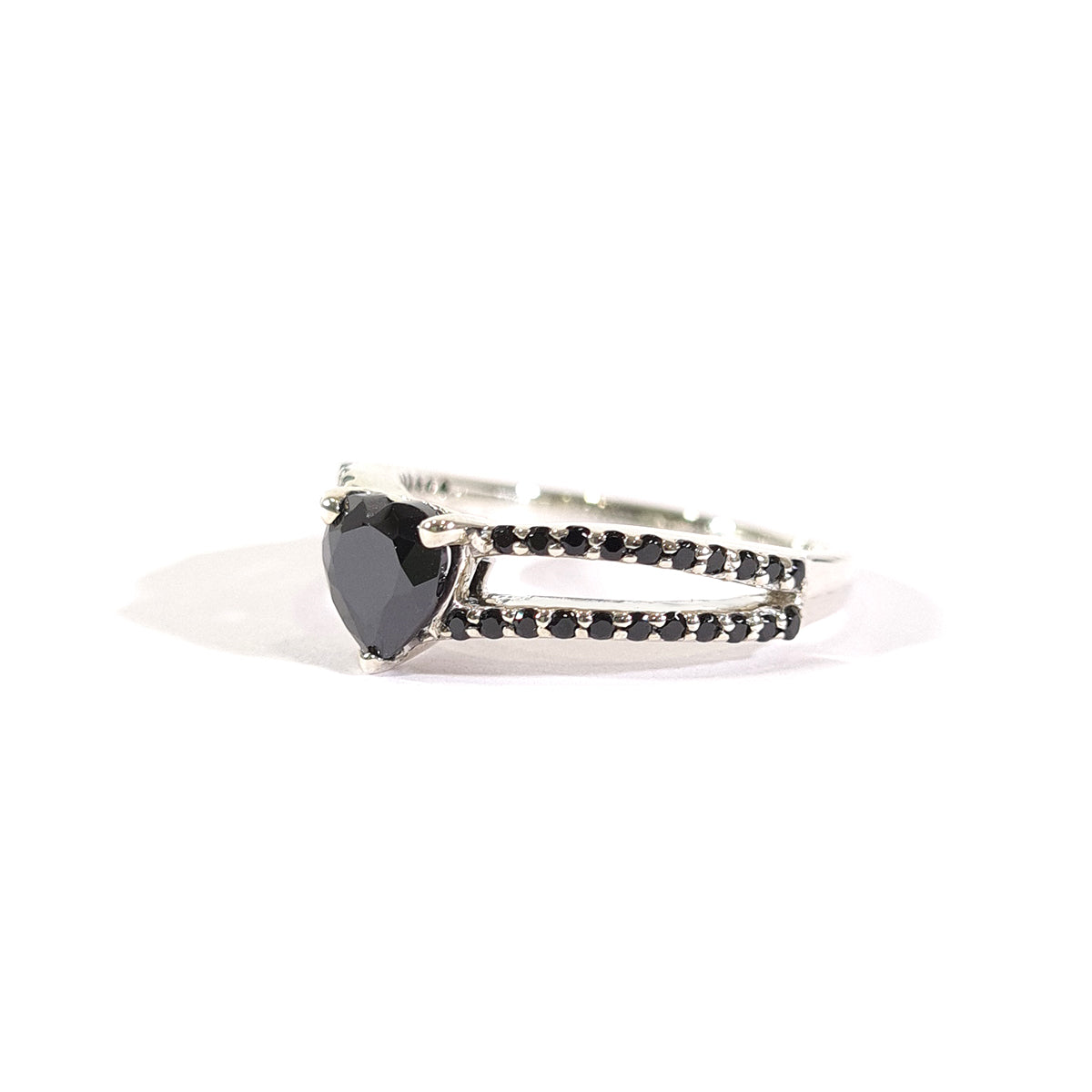 HEART SHAPE ONYX WEDDING RING