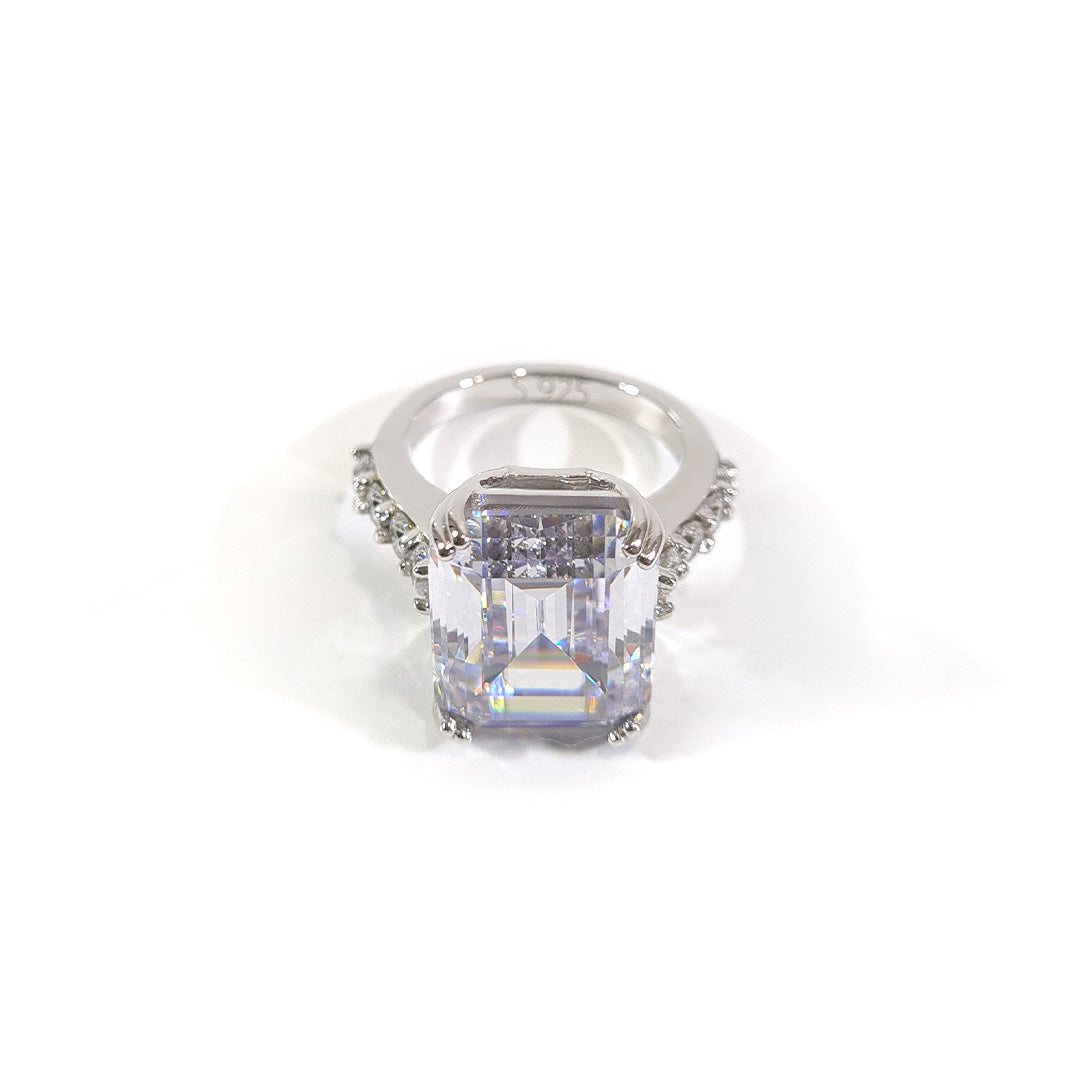 14CT EMERALD DIAMOND ENGAGEMENT RING