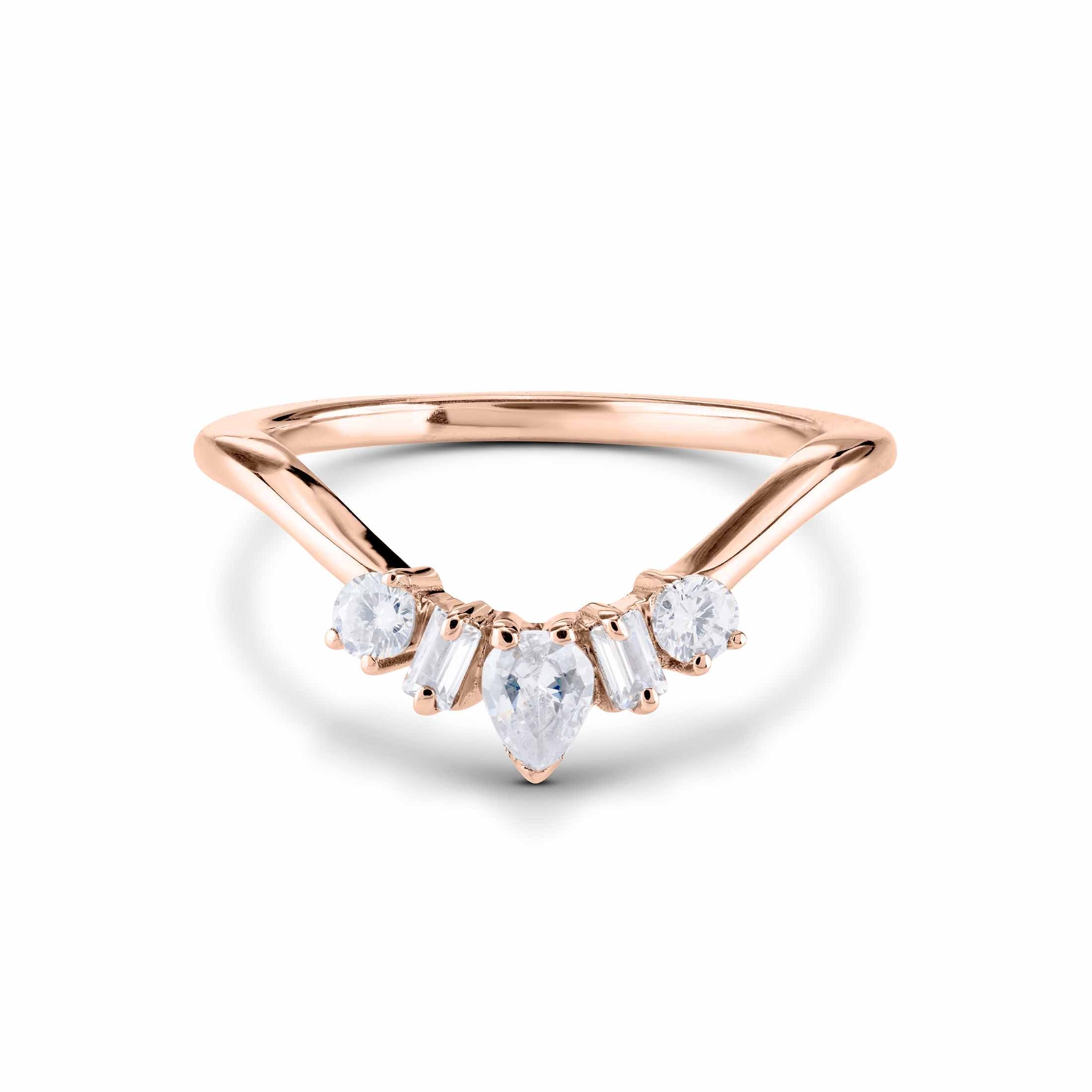 Engagement ring with a central pointed cluster of brilliant-cut white diamonds.