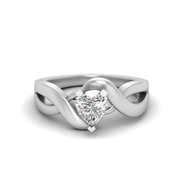 SOLITAIRE DIAMOND HEART RING